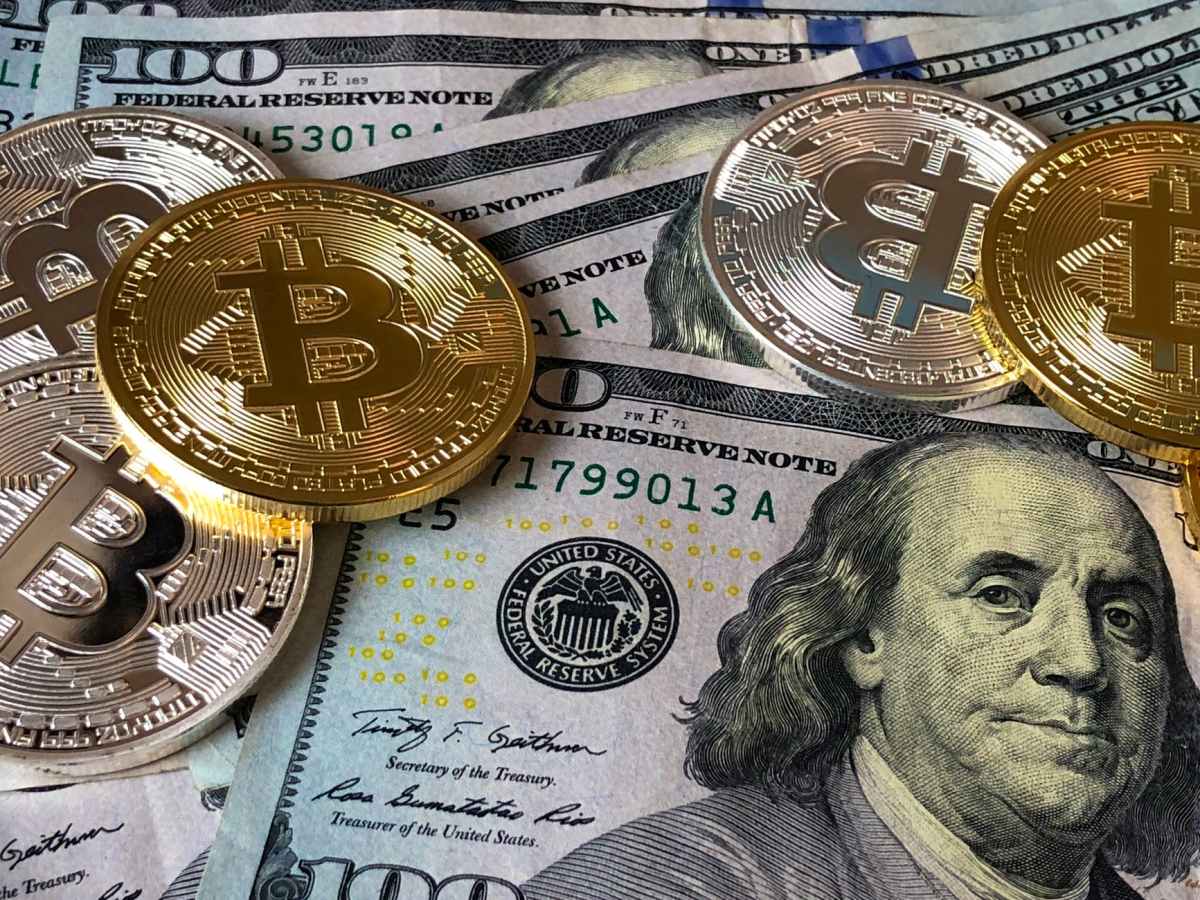 Gambar bitcoins and u s dollar bills